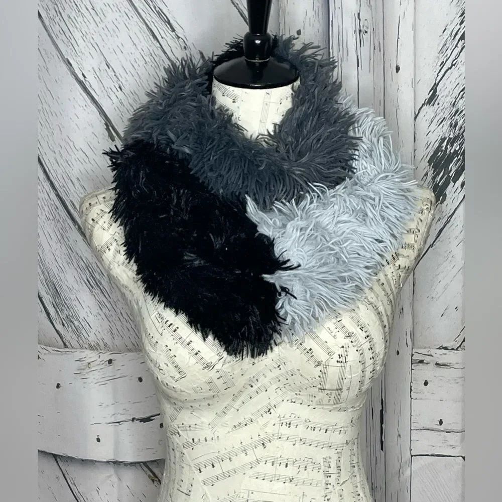 Infinity Scarf Fuzzy faux fur gray & black